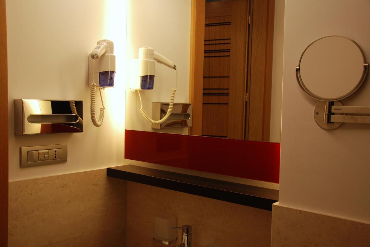 Sea Art Hotel Vado Ligure Exteriör bild